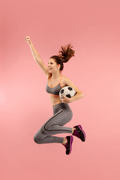 比赛年轻女子作为足球运动员跳跃快乐球迷女人