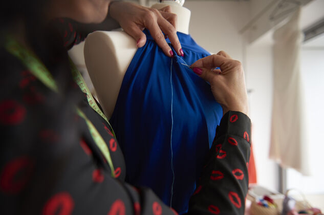 工艺裁缝正在缝一套蓝色西装沉思展位项目