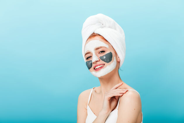 女士有兴趣的女士用化妆巾做美容护理微笑皮肤护理面膜