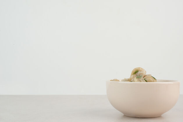 饺子白桌子上放着一盘绿叶水饺复制空间盘子美味