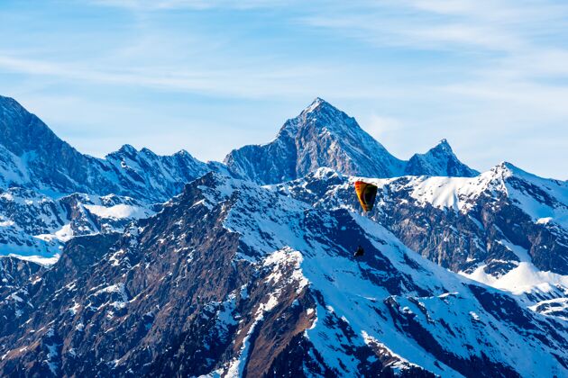 旅游美丽的风景雪山与滑翔伞在南蒂罗尔 白云石 意大利山风景天空