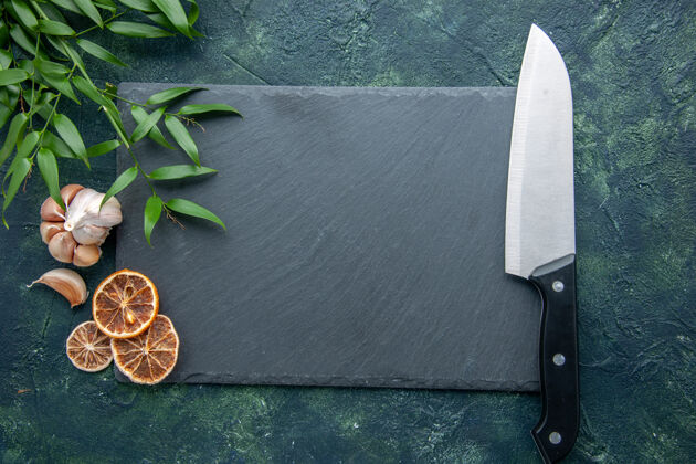 刀顶视图灰色平板与大刀上的深蓝色背景彩色照片烹调蓝色海洋食品厨房桌背景视图刀片