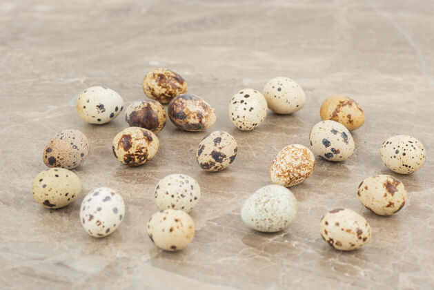 大理石大理石桌上有很多鹌鹑蛋鹌鹑生的小