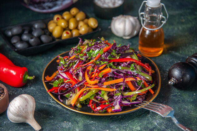 木头正面图美味的卷心菜沙拉 橄榄色背景 休闲餐 假日饮食 健康面包 午餐 蔬菜盘子健康晚餐