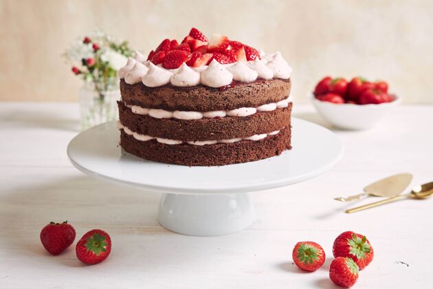 美味美味甜美的蛋糕 上面放着草莓和香肠美味霜冻水果