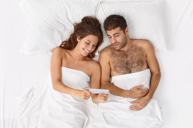 女性特写这对躺在床上白毯子下的夫妇男朋友床上用品无线