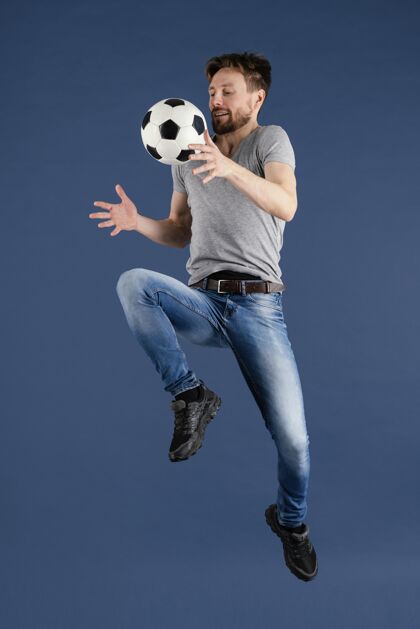 足球年轻男子用足球跳跃年轻肖像快车
