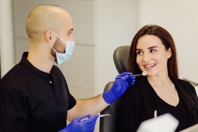 护理看牙医的女人女性过程工作