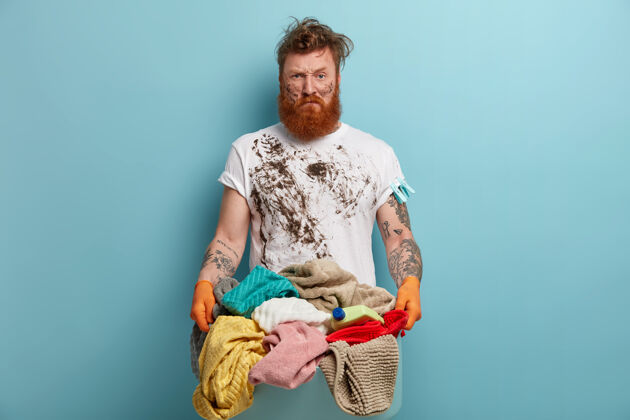 拿着的胡子男人拿着洗衣篮 忙得不可开交清洁容器生姜