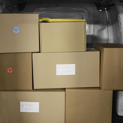 送货服务装满汽车的箱子送货特写包装