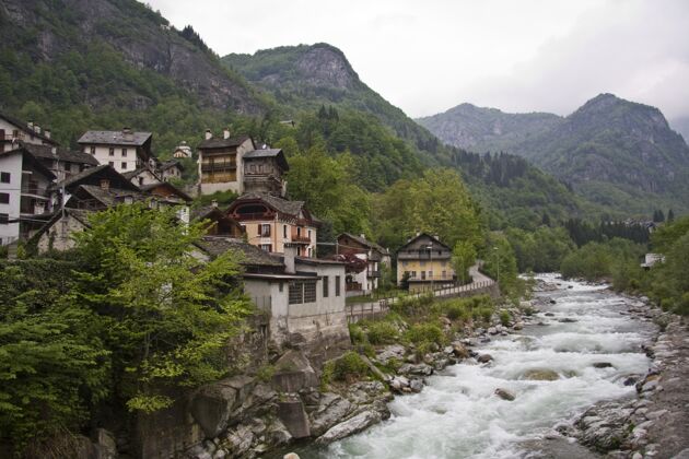 山谷瓦莱西亚风景村庄河流阿尔卑斯山
