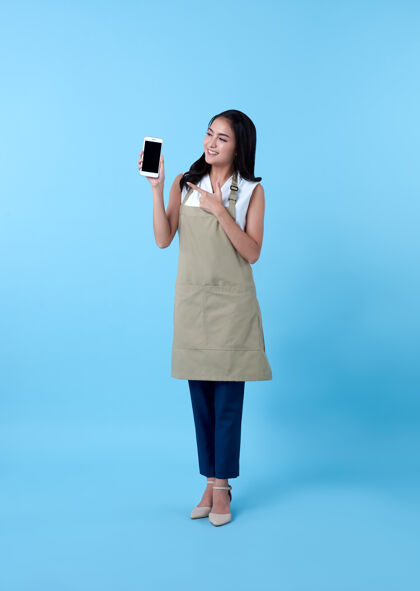 小玩意亚洲女企业家用蓝色智能手机营销专业人士媒体