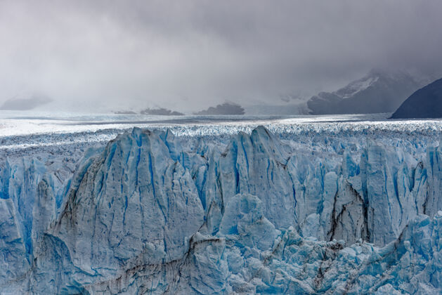 北方蓝色大冰川的美丽照片霜冻白天岩石