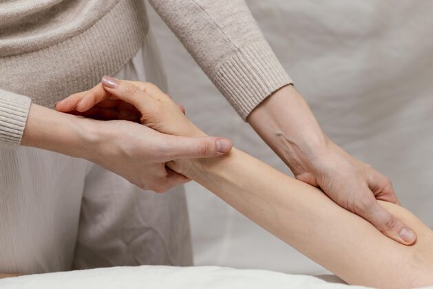 健康特写治疗师按摩病人的手臂替代疗法水疗治疗