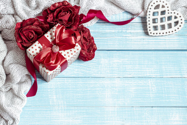 爱情静物画 精美包装的礼物 鲜花和木制表面的装饰元素情人节的节日概念玫瑰装饰节日