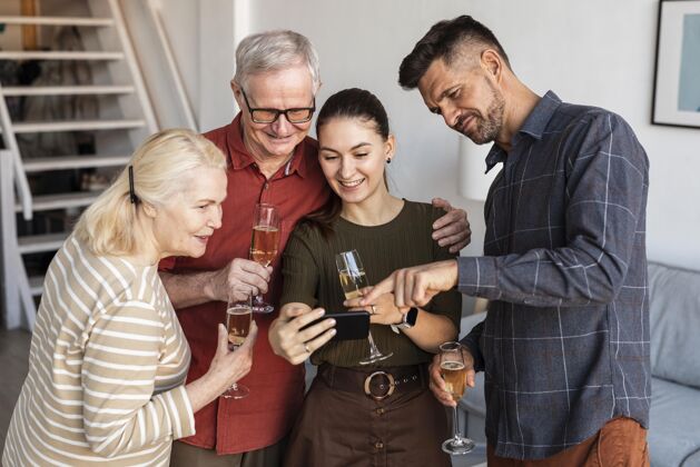 家庭中景幸福家庭看手机生活方式快乐老年人