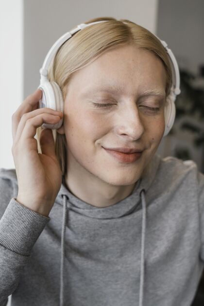 成人戴着耳机的笑脸女人女士独特耳机