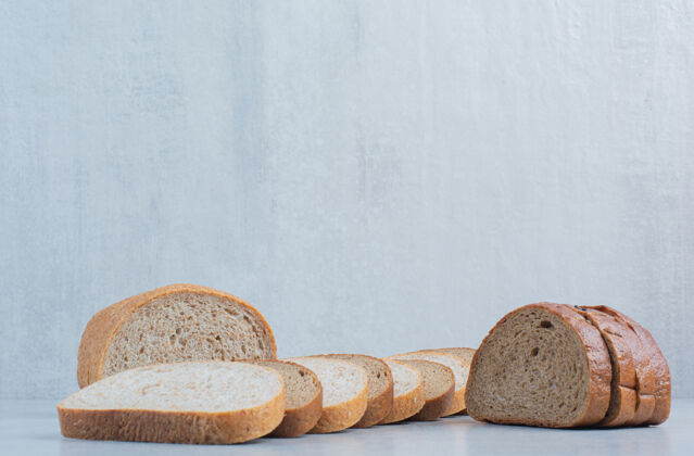 黑麦两种面包片大理石背景高品质的照片各种有机外壳