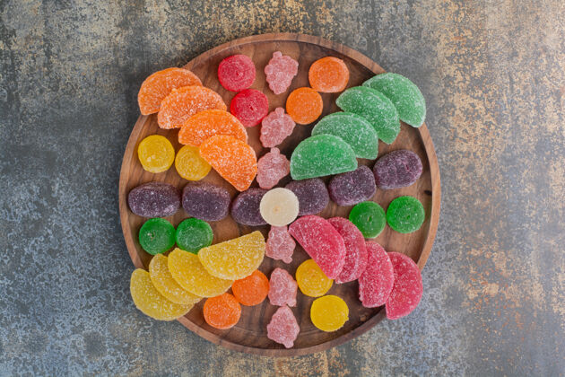 果酱甜美的彩色果冻糖在木制盘子上高品质的照片美味糖果食物