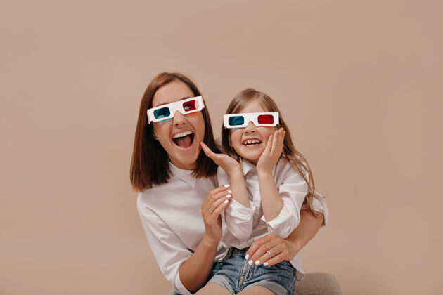 家庭特写镜头中的快乐女人和小女孩戴着3d眼镜看电影 带着惊讶的情绪肖像3d眼镜欢呼