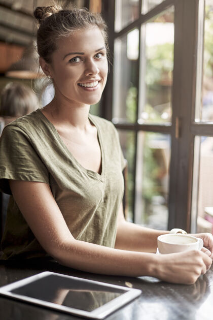 咖啡休息喝咖啡的女人迷人的女人微笑夏天