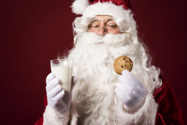 欢乐圣诞老人拿着饼干和牛奶杯站欢呼文化