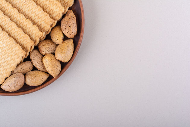 食品白色背景上的有机杏仁和饼干高品质照片果壳饼干农业