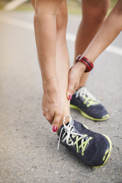 身体护理年轻女子户外运动受伤随时可能发生在你身上慢跑运动按摩
