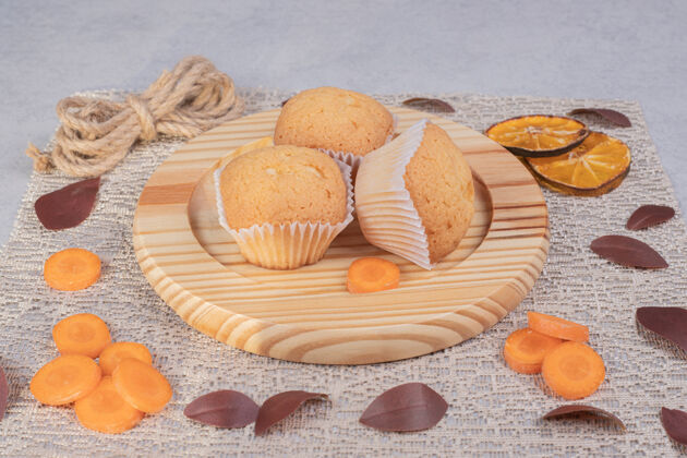 绳子松软的饼干 绳子和胡萝卜片放在大理石桌上高质量的照片零食吃的甜点