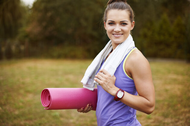 人年轻女子在户外锻炼动力是成功的关键草地花园目标