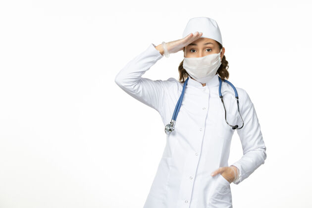 听诊器正面图年轻女医生由于白色表面有冠状病毒 戴着无菌口罩和手套正面灭菌冠状病毒