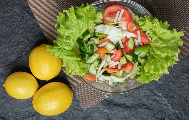 盘子三个新鲜的柠檬蔬菜沙拉特写照片高品质的照片饮食配料素食