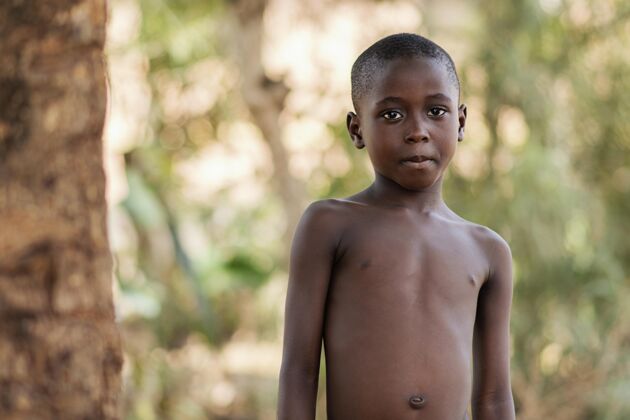 种族中枪非洲男孩户外中景孩子乡村