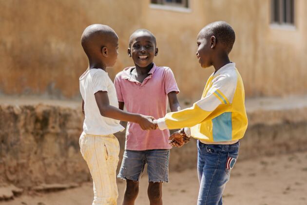 非洲中枪笑脸非洲男孩一起玩种族孩子乡村