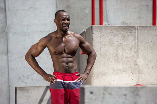 健身健身运动员在体育场做运动非裔或非裔美国男子在城市户外拉起体育锻炼健身 健康 生活方式的概念人身材非洲