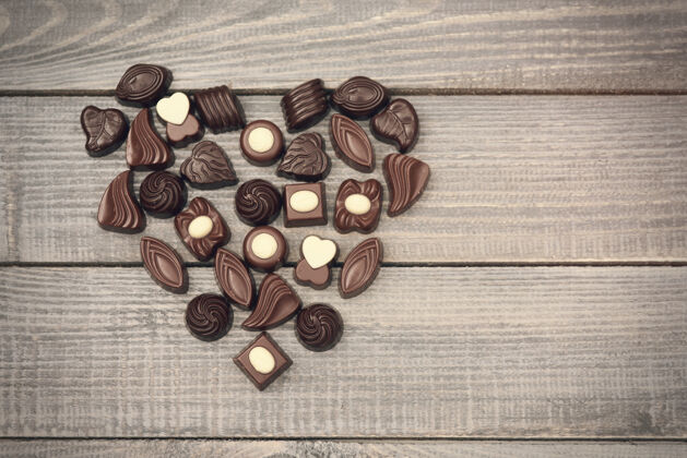 小吃充满巧克力糖果的爱情象征手工制作甜食高角度视图