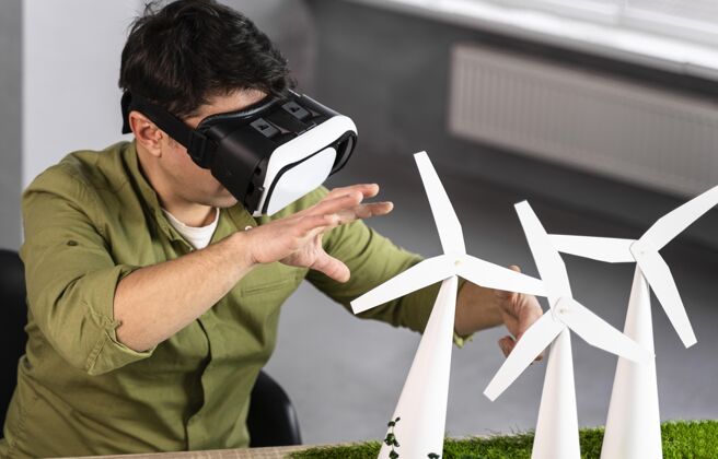 虚拟现实耳机一个使用虚拟现实耳机的环保风力发电项目的工作人员工程师人工作
