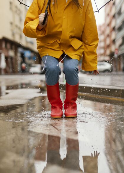 人雨中撑伞的女人肖像外观长相
