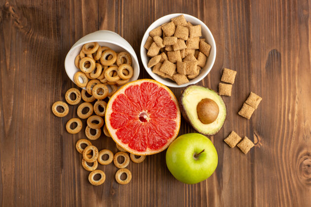 可食用的水果顶视图新鲜葡萄柚饼干和饼干放在木桌上顶部食物美味