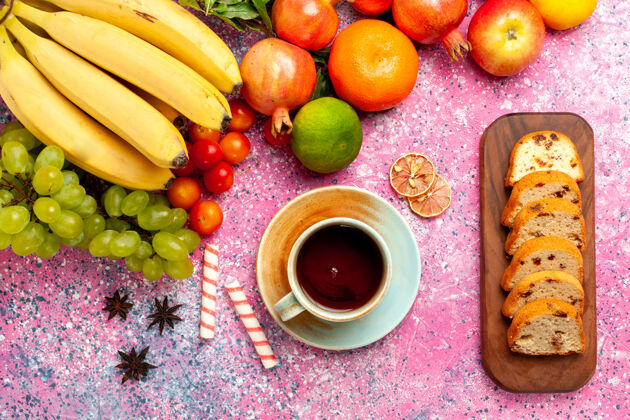 农产品俯瞰美味的水果组成与切片蛋糕上的粉红色表面顶部生的维生素