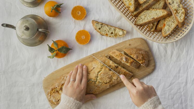 橘子桌上有美味的橘子面包水果甜面包配料