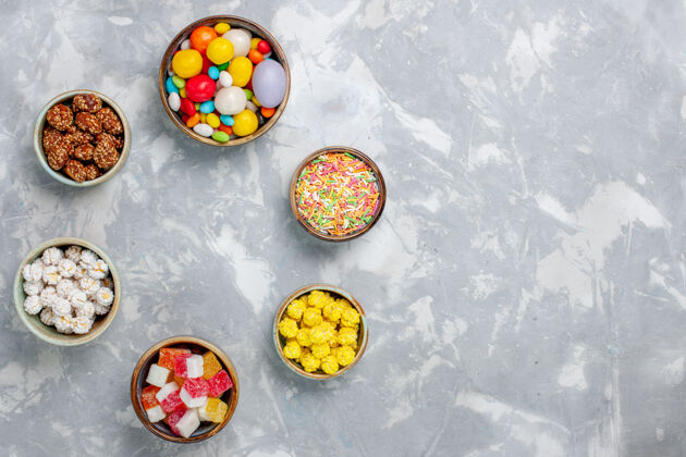 传统在白色的桌子上俯瞰不同颜色的果酱糖果糖果封面五颜六色