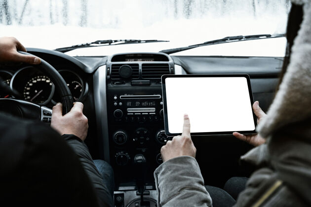 冒险夫妇在汽车咨询平板电脑的背面视图 而在公路旅行男人男性水平