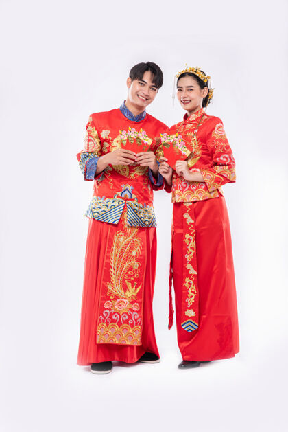 传统服装男女老少穿着旗袍 在传统节日准备红色礼金送给家人庆祝旗袍欢呼