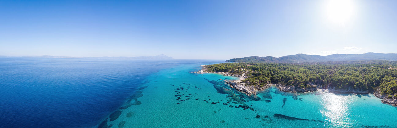 欧罗巴爱琴海海岸的广角镜头 蓝色透明的海水 周围绿意盎然 从无人机上俯瞰帕莫拉马 希腊海景海洋海湾