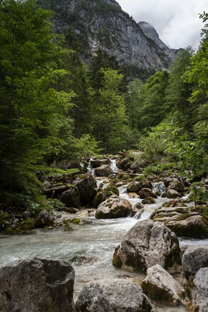 自然一条流动的河流在一个山区风景优美的镜头在韦特斯坦 德国风景户外云