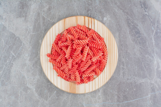 产品木盘里的红番茄酱意大利面厨房菜单餐厅