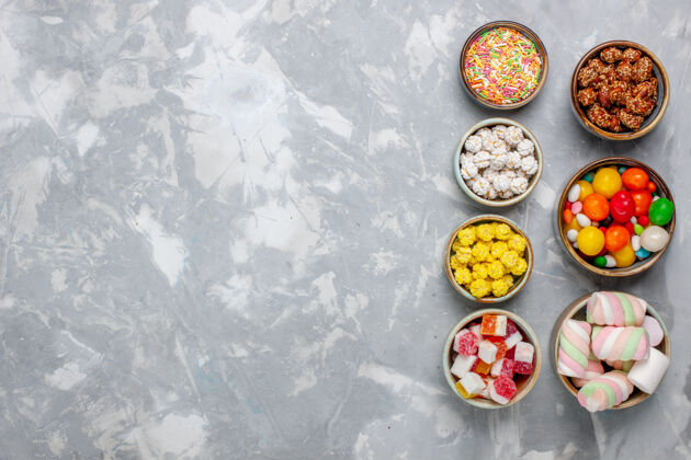 餐厅顶视图糖果组成不同颜色的糖果与棉花糖内罐上的白墙糖糖果糖果邦邦甜封邦邦食物糖