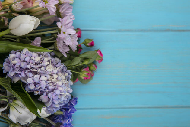 视图顶视图精彩的彩色花朵像栀子花玫瑰郁金香叶子上的蓝色背景与复制空间空间郁金香奇迹