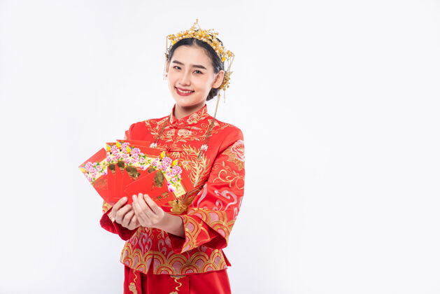 女孩女人穿旗袍套装笑着从老板那里得到新年礼物欢呼中国文化中国民族